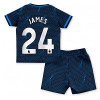 Billiga Chelsea Reece James #24 Barnkläder Borta fotbollskläder till baby 2023-24 Kortärmad (+ Korta byxor)